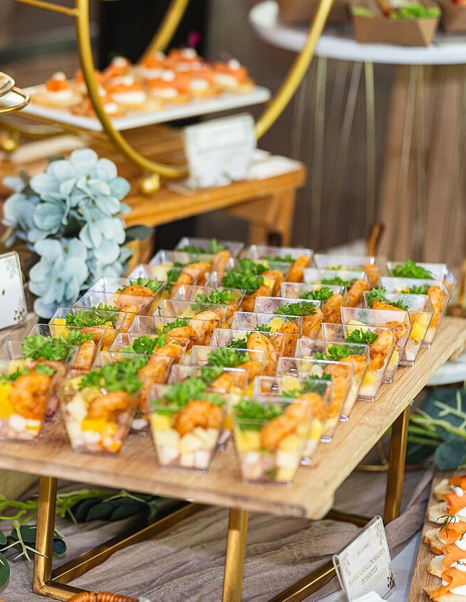 Fingerfood in Gläsern auf einem Catering-Buffet