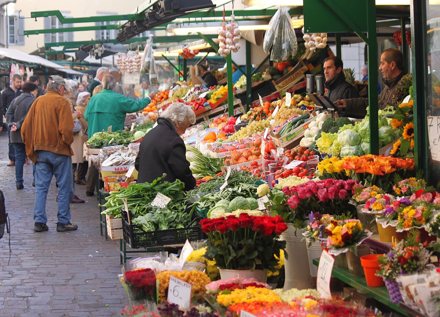 Obst- und Gemüsestand am Obstmarkt in Bozen